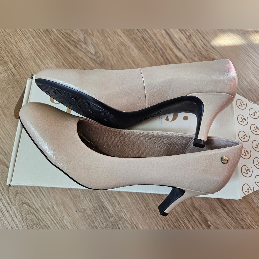 NWOT Life Stride Parigi Taupe Heels 9M